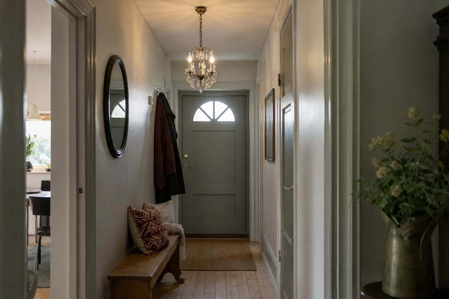 Liten kristallkrona i smal svensk hall