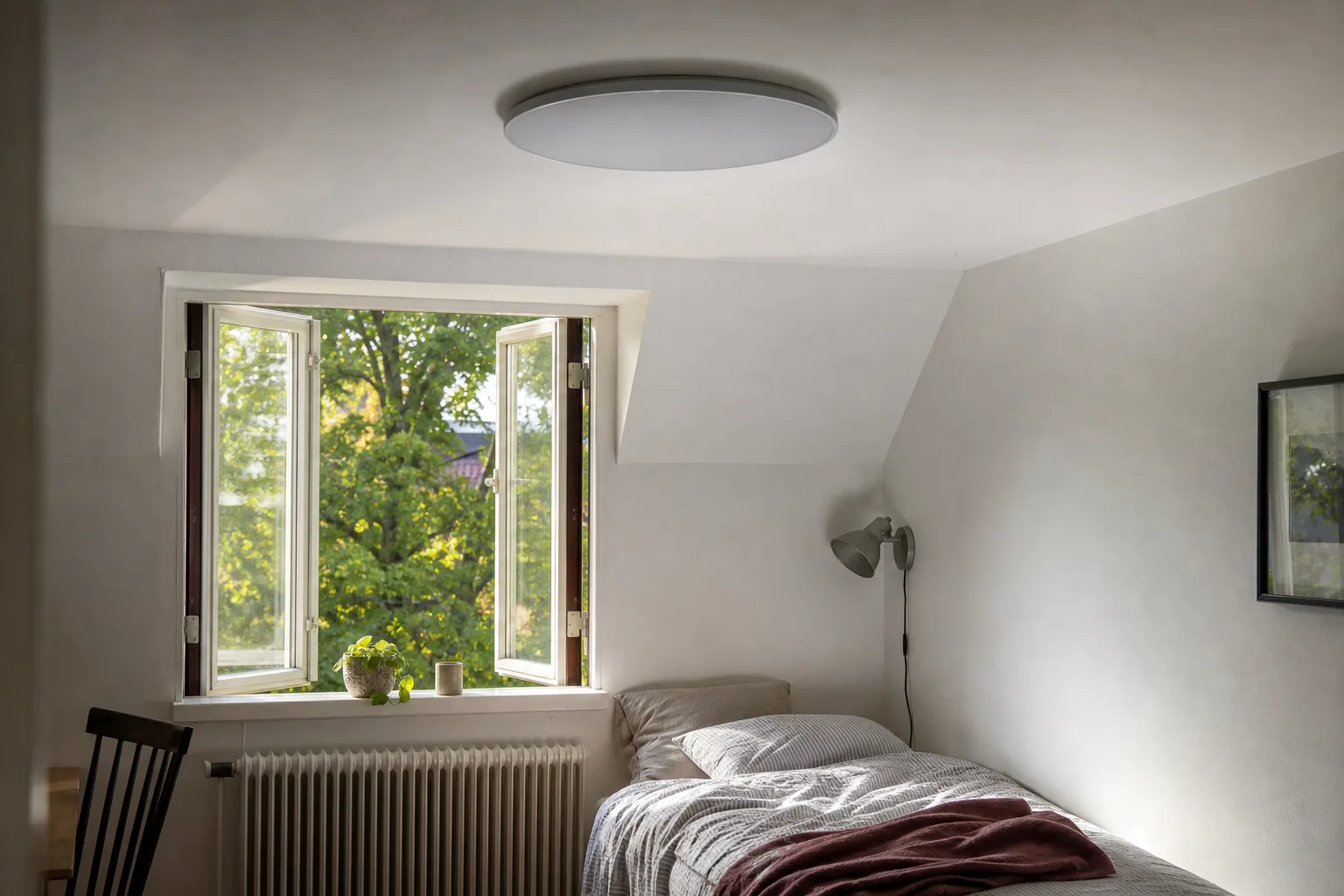 Tunn plafond i sovrum med lågt tak