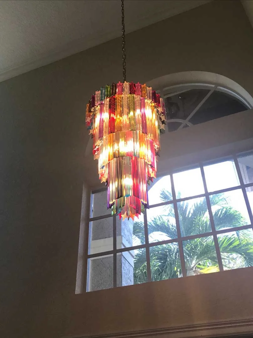 Murano-krona med 111 flerfärgade glasprismor hos Cherry Vintage