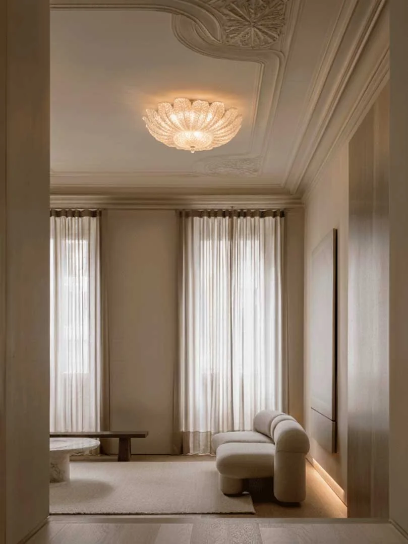 Bred Murano-taklampa i klart glas med blomformade delar