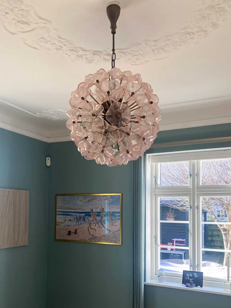 Murano ljuskrona i sputnikform med rosa glasblommor och mässingsram