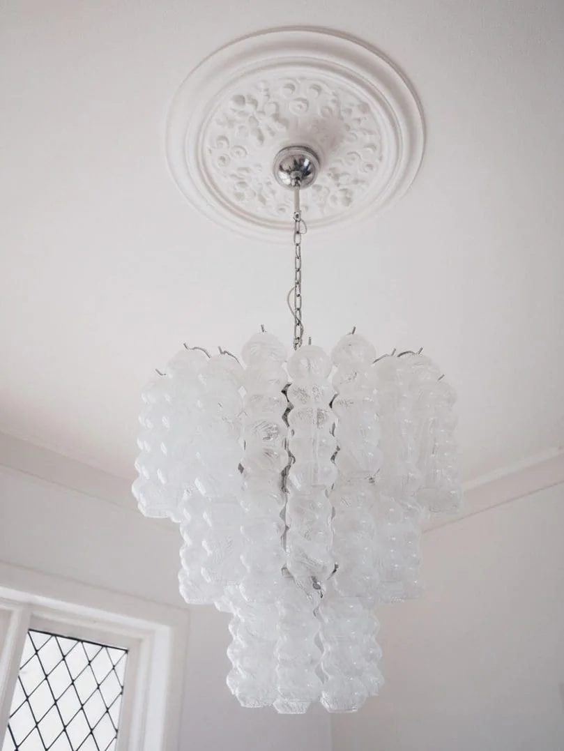 Murano ljuskrona Curva i vit alabaster