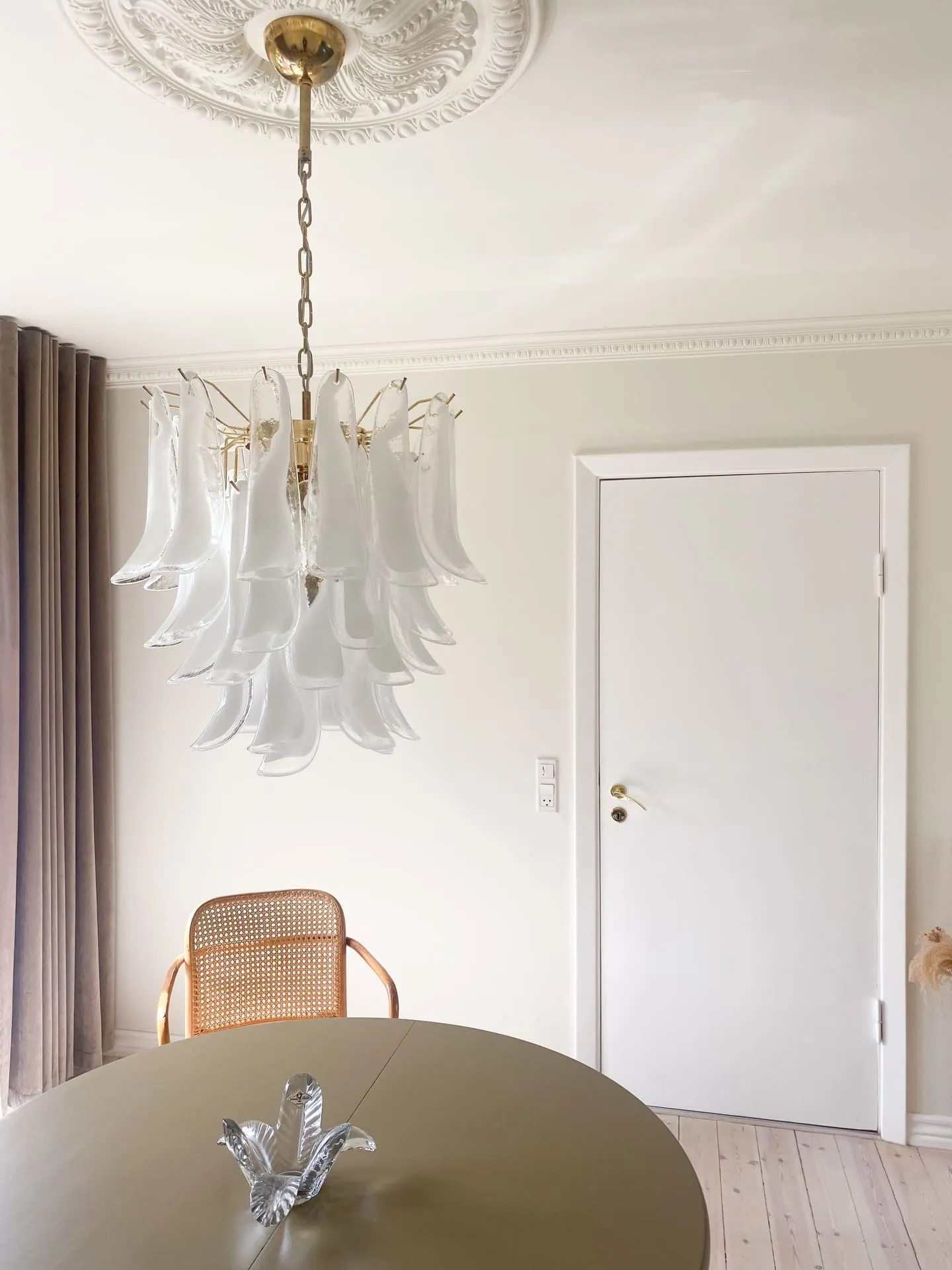 Murano ljuskrona – 41 kronblad – Klar/Vit Krom patinerad