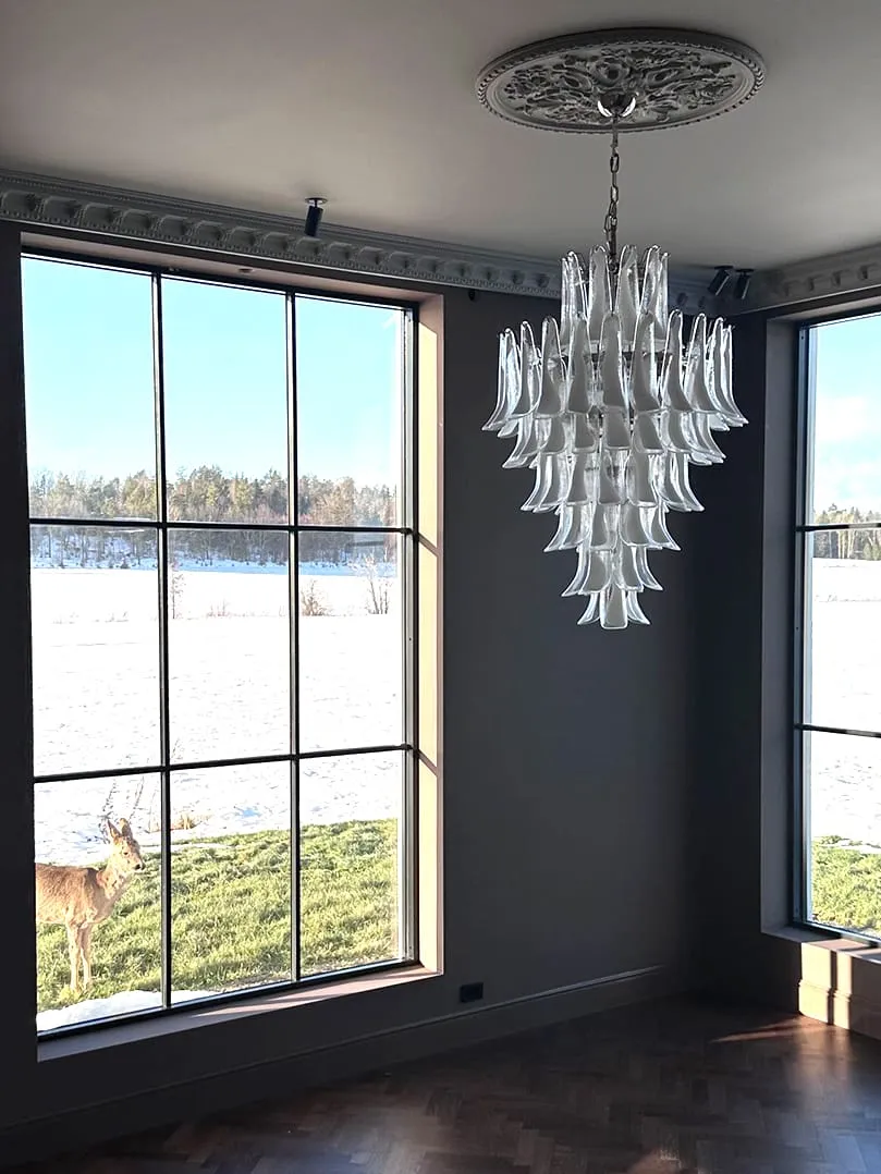 Murano ljuskrona – 85 kronblad – Vit/Klar Krom patinerad