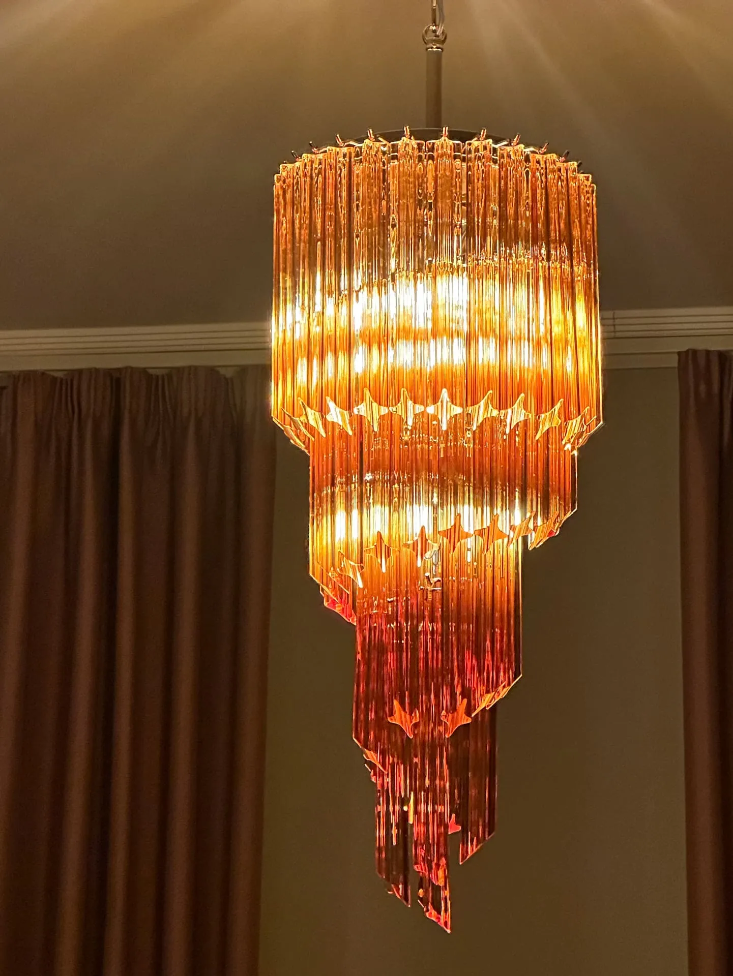 Murano ljuskrona – Spiral – 54 prismer – Bärnsten Krom patinerad